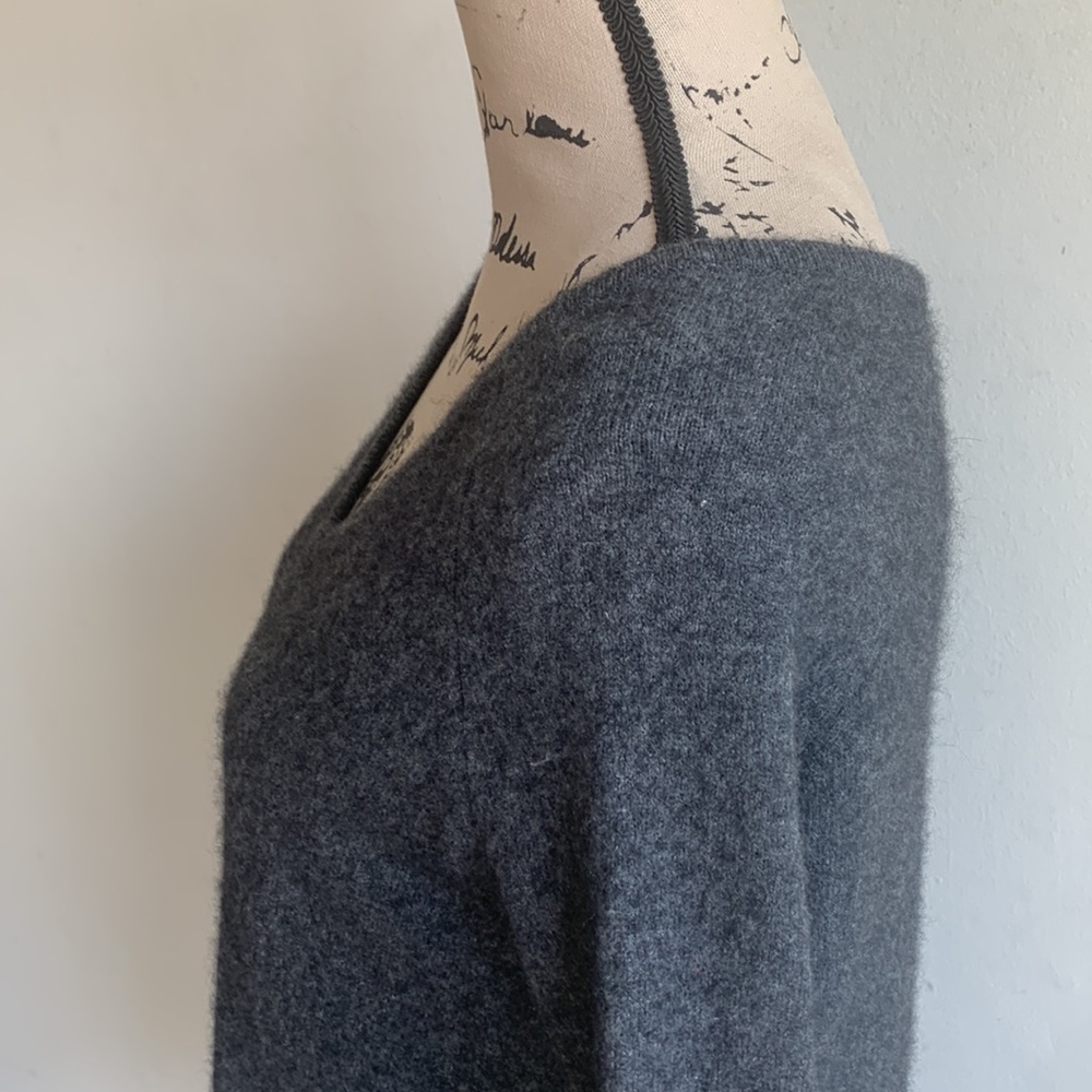 Joie Tambrel Asymmetrical Hem Cashmere Blend Gray V-Neck Sweater Sz XS - Picture 8 of 14